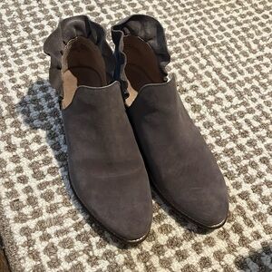 Seychelles taupe booties with ruffle - EUC - size 9